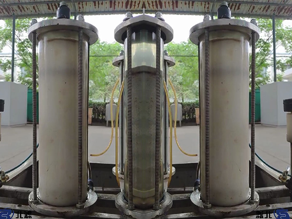 油水分離的客戶水樣實驗效果——新鄉北方濾器有限公司